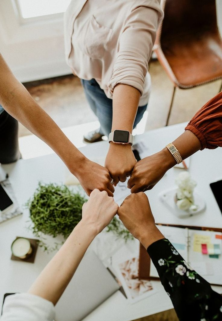 Equipe WorkPlace unida sobre a mesa
